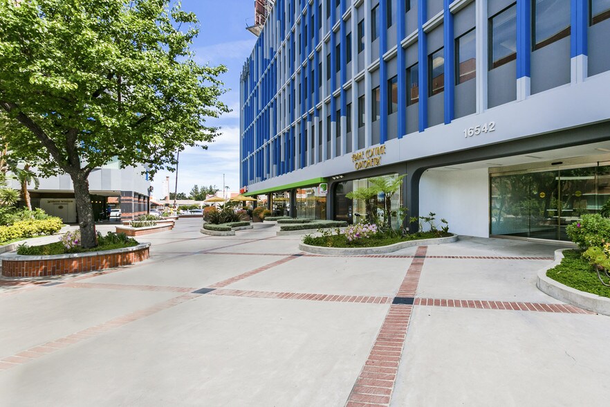16542 Ventura Blvd, Encino, CA à louer - Photo du bâtiment - Image 2 de 10