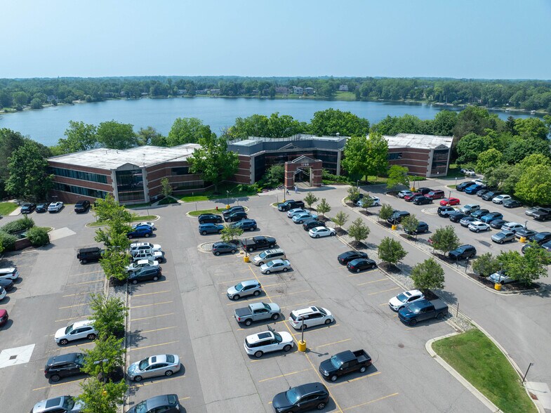 1750 S Telegraph Rd, Bloomfield Hills, MI à louer - Photo du bâtiment - Image 2 de 10