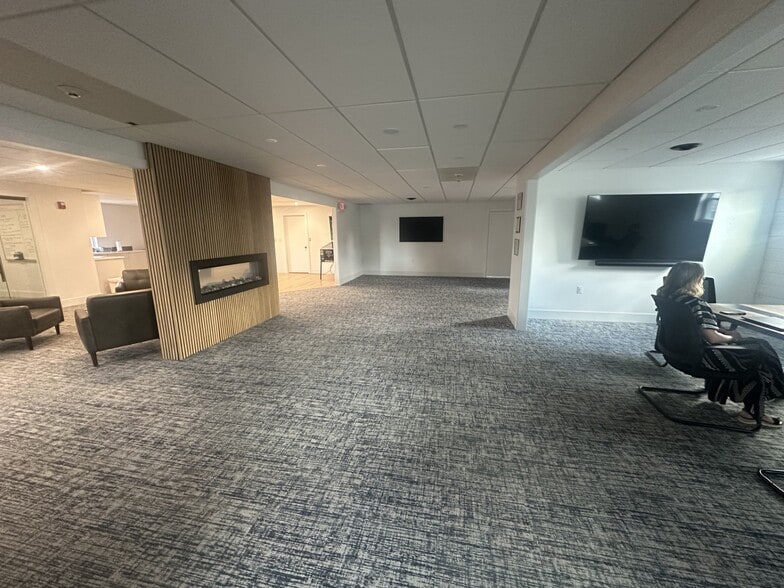 30 Coronado Rd, Warwick, RI for lease - Building Photo - Image 3 of 17