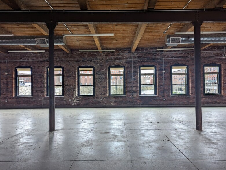 102 Main St, Saco, ME à vendre - Photo intérieure - Image 2 de 11