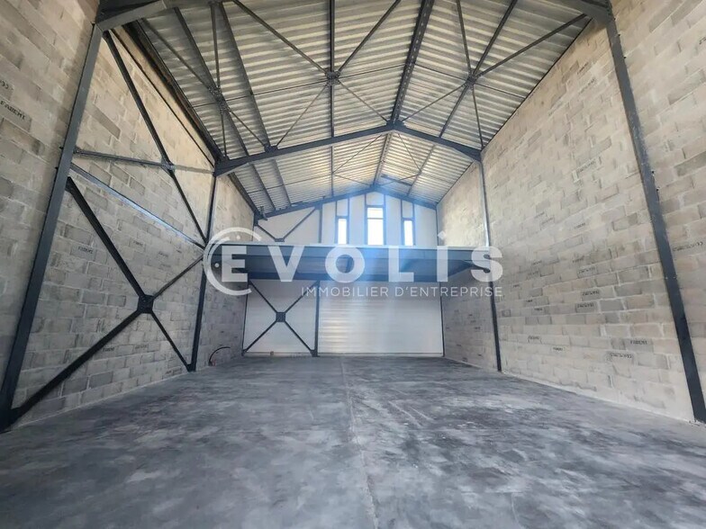 Flex in Pont-de-Chéruy for lease - Interior Photo - Image 3 of 11