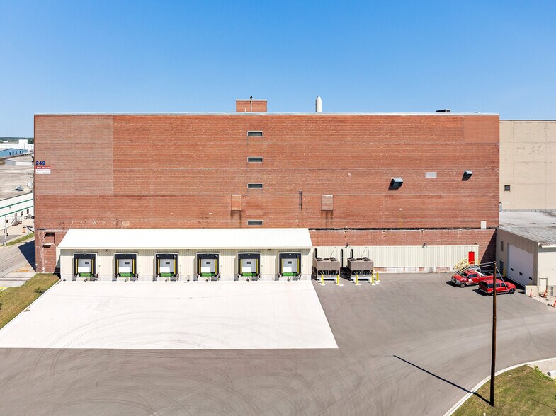 249 N Lake St, Neenah, WI à louer - Photo du bâtiment - Image 2 de 13