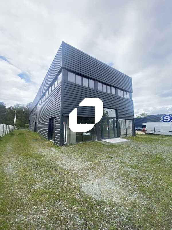 Retail in Parempuyre for lease Building Photo- Image 1 of 15