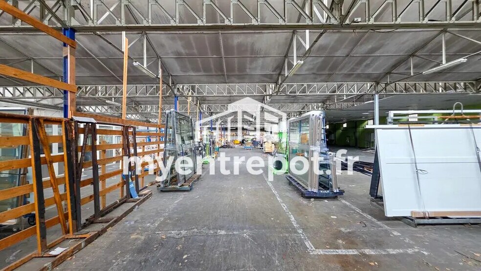 Flex in Marseille for lease - Interior Photo - Image 1 of 9