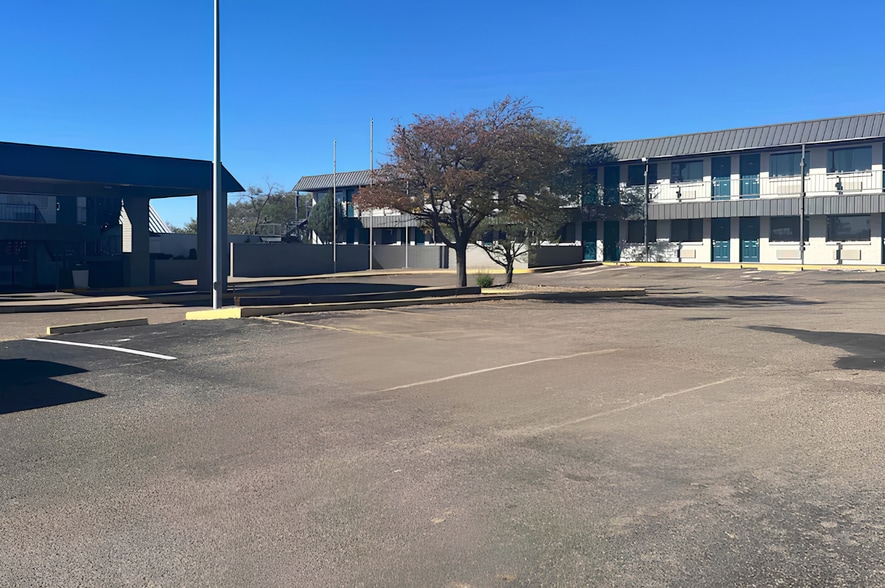 100 Bulldog Blvd, Borger, TX for sale - Building Photo - Image 3 of 13