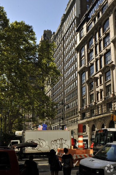 58 W 40th St, New York, NY à louer - Photo du bâtiment - Image 2 de 3