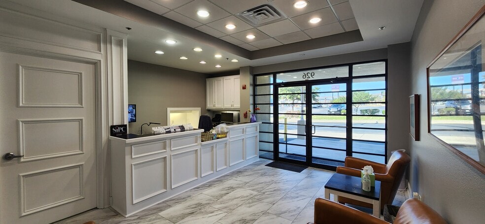 926 Chulie Dr, San Antonio, TX à louer - Photo du bâtiment - Image 2 de 12
