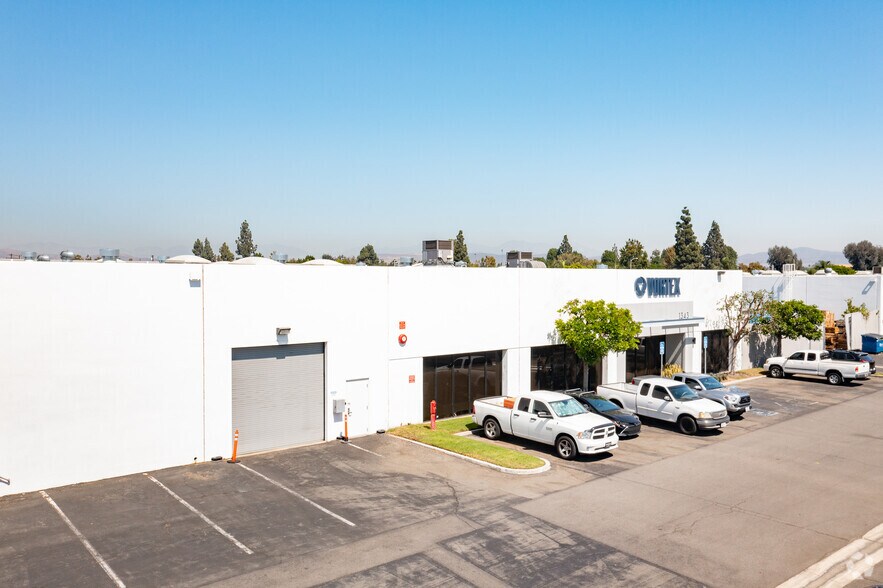 1341-1343 N Blue Gum St, Anaheim, CA à louer - Photo du bâtiment - Image 3 de 11