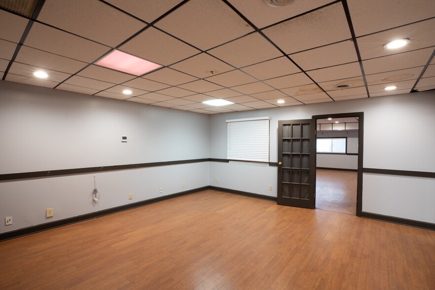 801 Forest Ave & 1200-1210 E 9th Street portfolio of 2 properties for sale on LoopNet.ca - Building Photo - Image 3 of 11