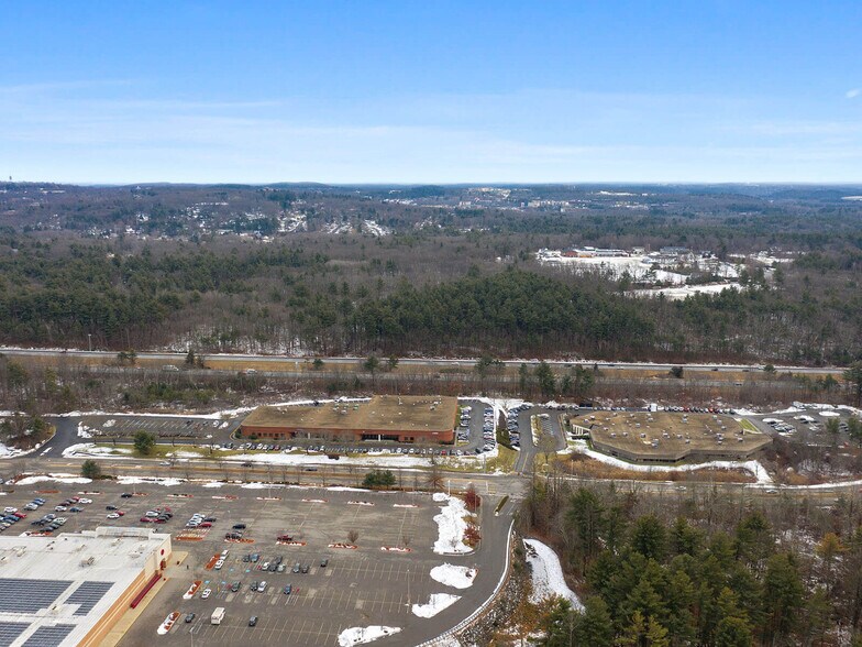 582 Robin Hill St, Marlborough, MA à vendre - Photo du bâtiment - Image 2 de 10