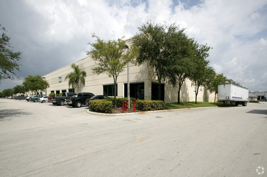11700 Nw 102nd Rd, Medley, FL for lease - Building Photo - Image 3 of 7