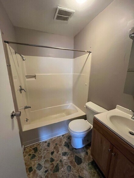 2-14 W Laurel St, Tremont, PA for sale - Interior Photo - Image 2 of 25