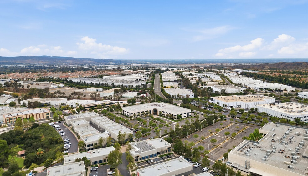 26246 Enterprise Ct, Lake Forest, CA à vendre - Photo du bâtiment - Image 3 de 7