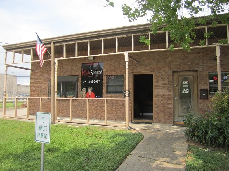 200 E Edgewood Dr, Friendswood, TX for sale - Building Photo - Image 1 of 1