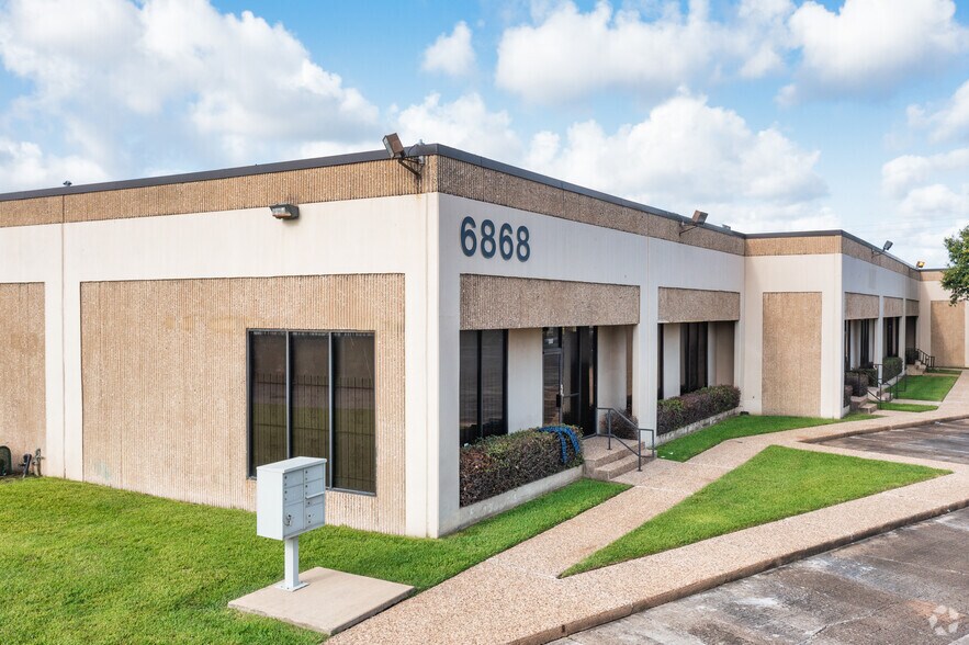 6868 N Loop Fwy E, Houston, TX à louer - Photo du bâtiment - Image 3 de 6