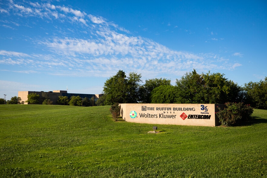 9111 E Douglas Ave, Wichita, KS for lease - Building Photo - Image 3 of 6