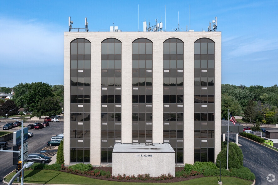 1111 S Alpine Rd, Rockford, IL à louer - Photo du bâtiment - Image 3 de 12