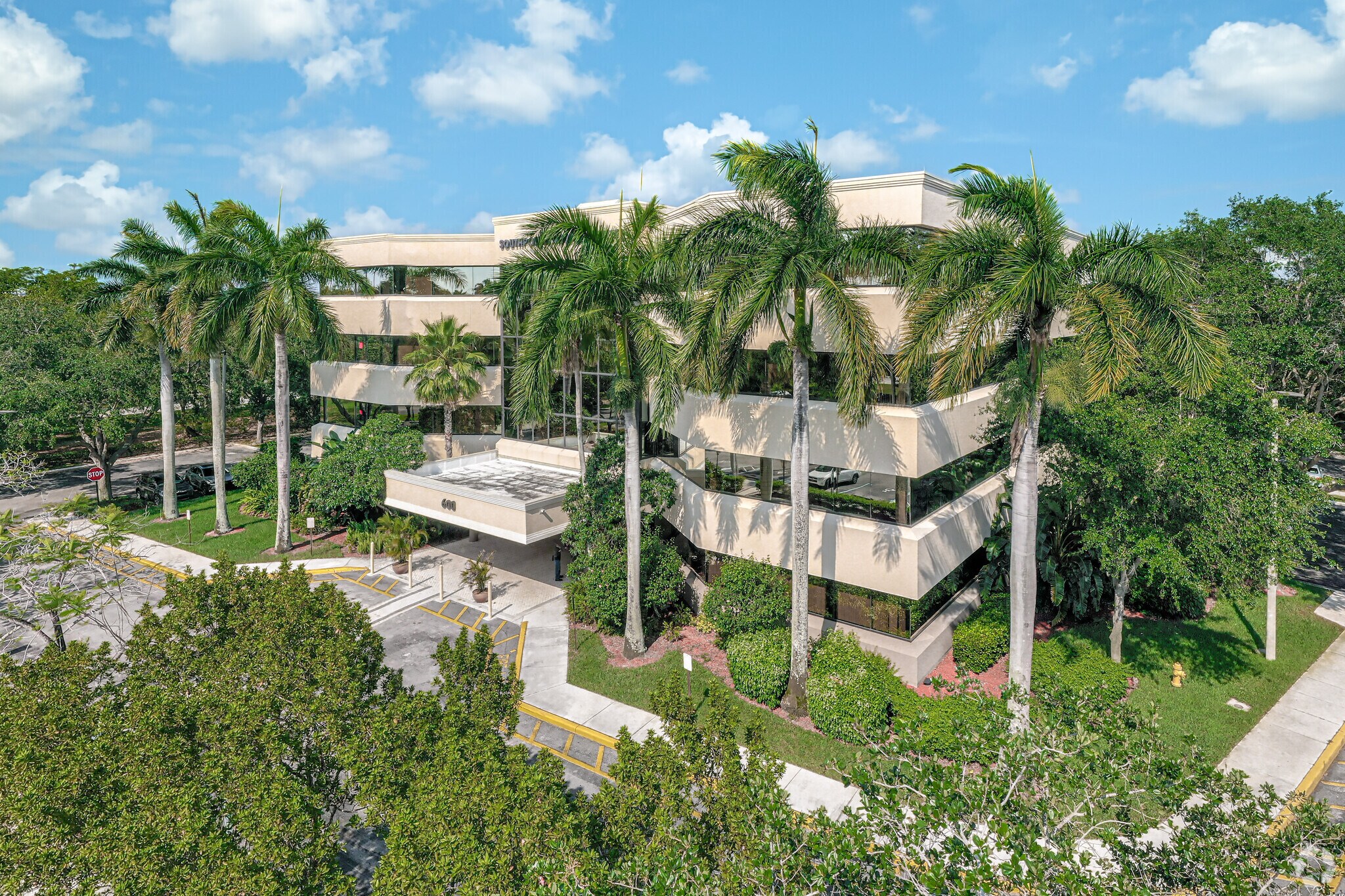 600 S Pine Island Rd, Plantation, FL à louer Photo du bâtiment- Image 1 de 5