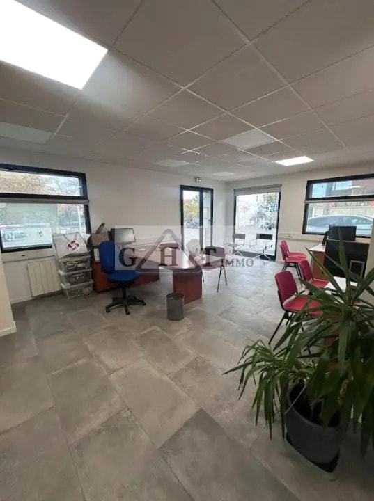 Office in Villeneuve-le-Roi for lease Building Photo- Image 1 of 5