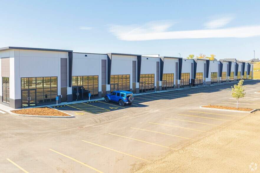 9 Southbank Cres, Okotoks, AB à vendre - Photo du bâtiment - Image 2 de 3