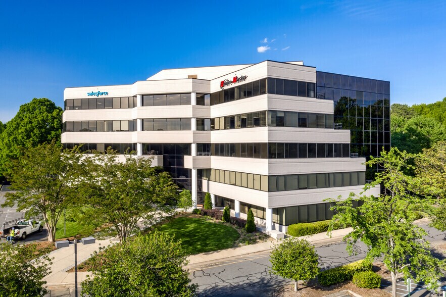 5200 77 Center Dr, Charlotte, NC à louer - Photo du bâtiment - Image 2 de 16