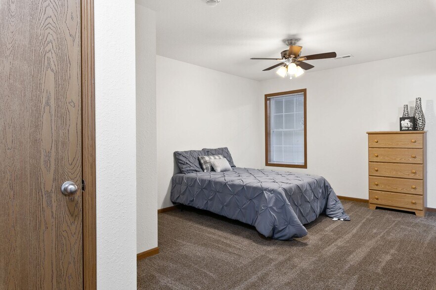 965 4th St, Charleston, IL for sale - Interior Photo - Image 2 of 12