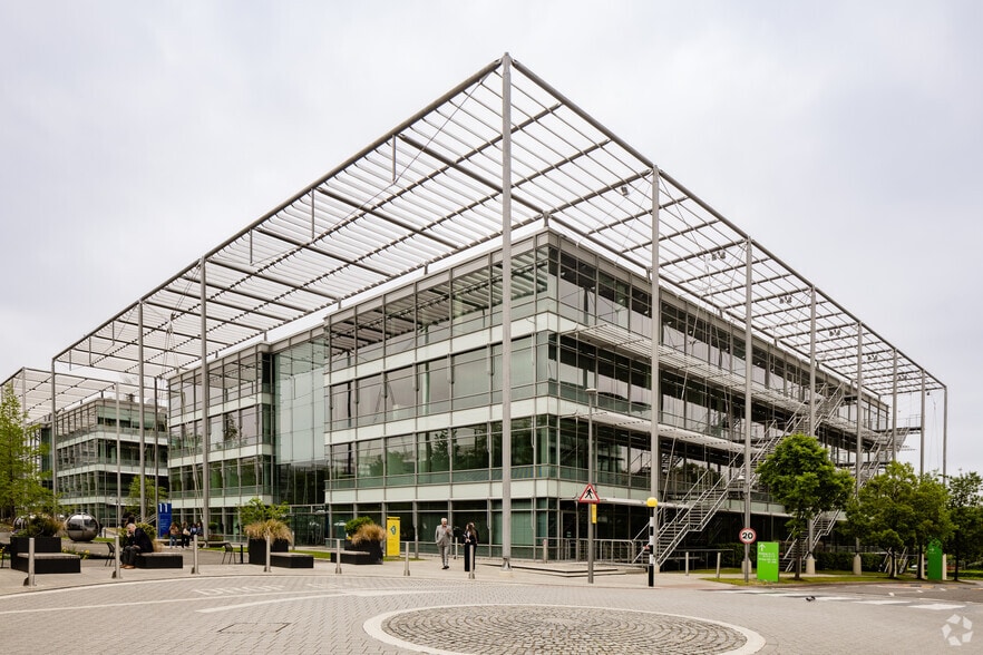 566 Chiswick High Rd, London for lease - Primary Photo - Image 1 of 13