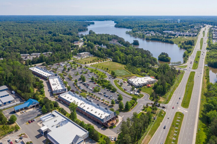 7000-7044 Woodlake Commons Loop, Midlothian, VA à louer - Photo du bâtiment - Image 2 de 16