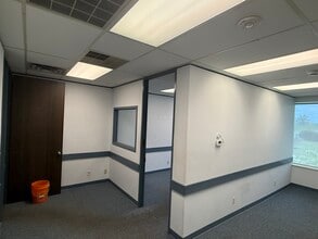 1 Smoke Tree Plz, North Aurora, IL for lease Interior Photo- Image 1 of 9