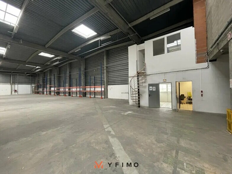 Flex in Épône for lease - Building Photo - Image 3 of 6
