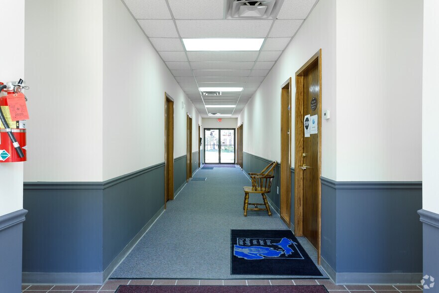 3945 Okemos Rd, Okemos, MI à louer - Hall d’entrée - Image 2 de 6