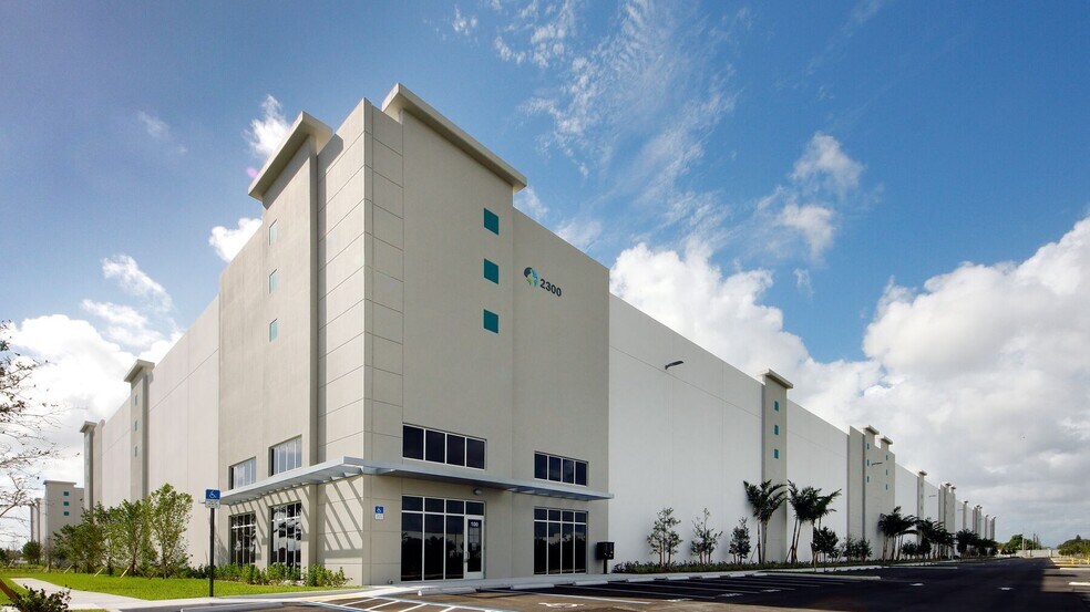 3500 SW 20th St, Pembroke Park, FL à louer - Photo du bâtiment - Image 3 de 19