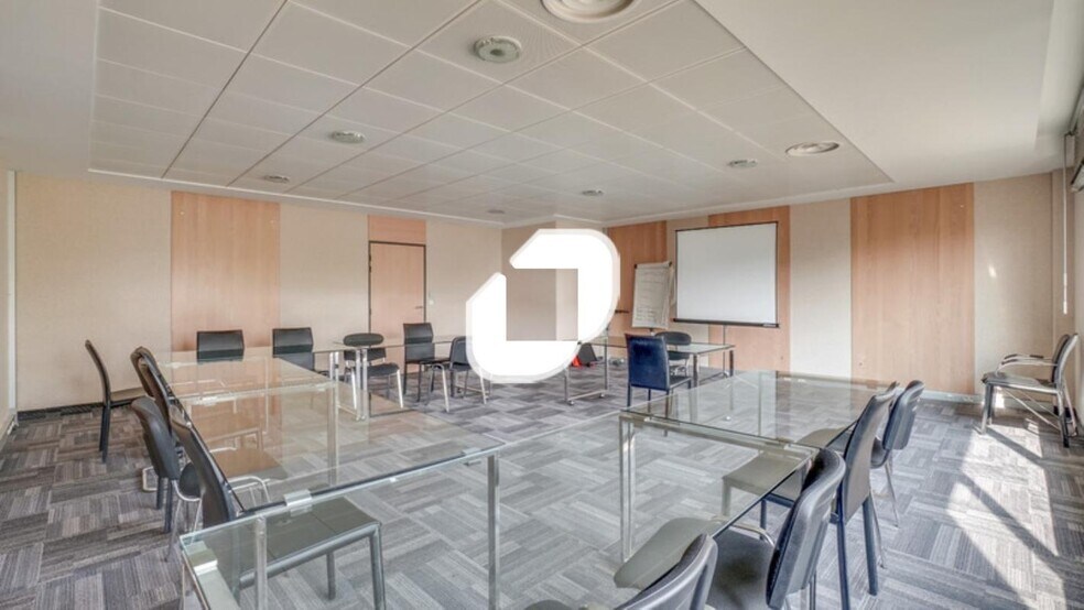 Bureau dans Lieusaint à vendre - Photo du bâtiment - Image 3 de 13