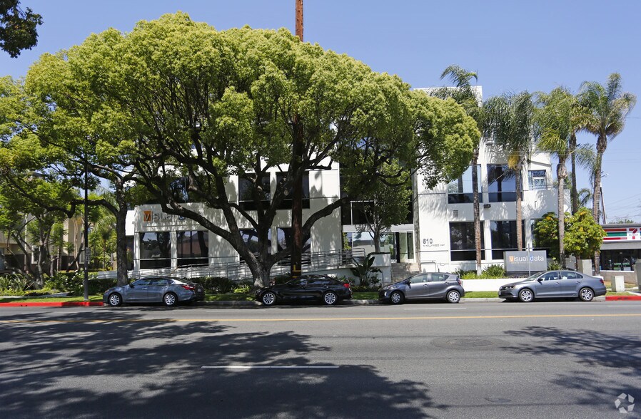 610 N Hollywood Way, Burbank, CA à louer - Photo du bâtiment - Image 3 de 23