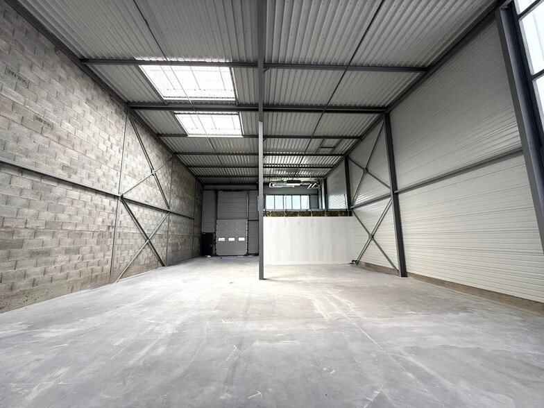 Flex in OULLINS-PIERRE-BÉNITE for lease - Interior Photo - Image 3 of 9