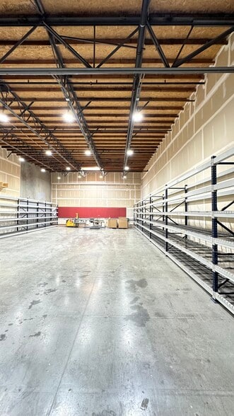 42065 Zevo Dr, Temecula, CA à louer - Photo du bâtiment - Image 2 de 4