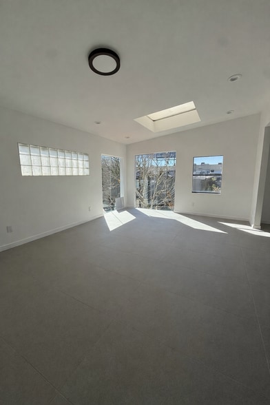 304 N Harper Ave, Los Angeles, CA for lease - Interior Photo - Image 2 of 12