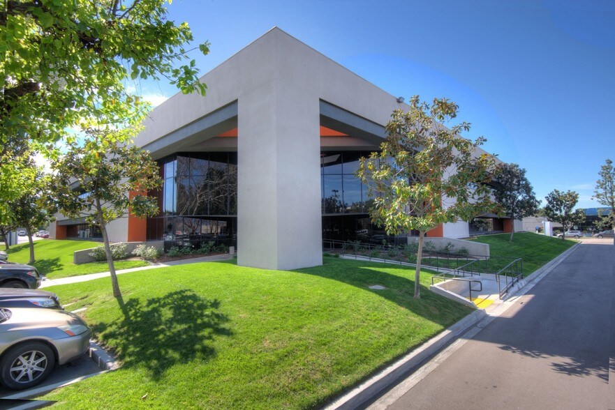 202 E Airport Dr, San Bernardino, CA à louer - Photo du bâtiment - Image 3 de 8