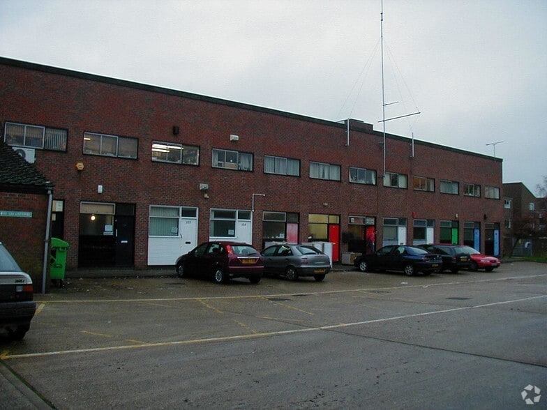 108-109 Liscombe, Bracknell for lease - Building Photo - Image 2 of 4