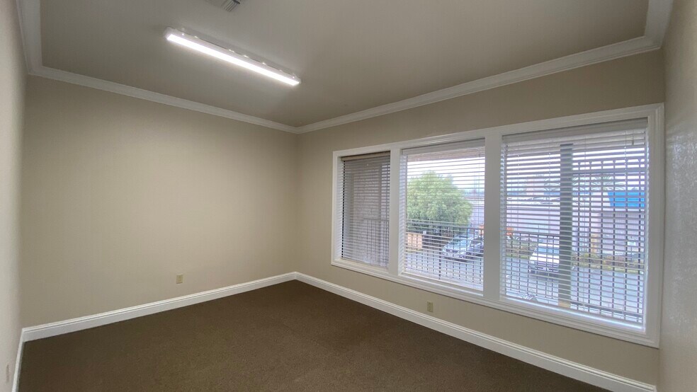 833 Mistletoe Ln, Redding, CA à louer - Photo du bâtiment - Image 2 de 10