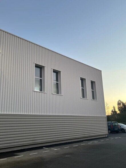 Office in Eysines for lease - Building Photo - Image 2 of 10