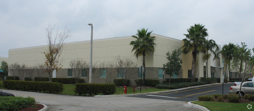 1880 N Commerce Pky, Weston, FL for lease - Building Photo - Image 2 of 4