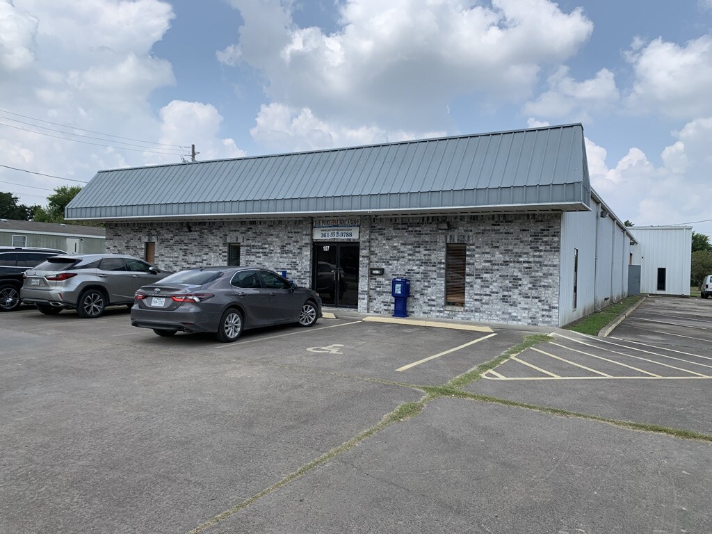107 E Austin St, Port Lavaca, TX for sale Primary Photo- Image 1 of 39