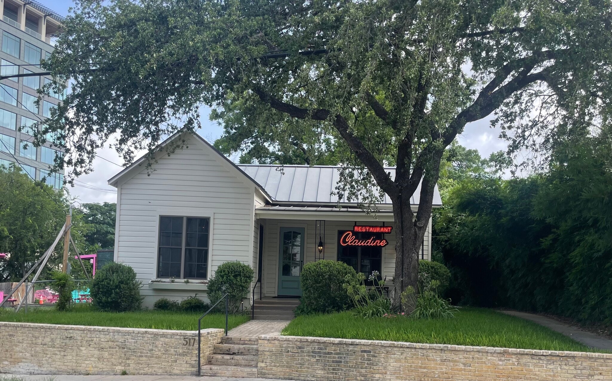 517 E Grayson St, San Antonio, TX for lease Building Photo- Image 1 of 6
