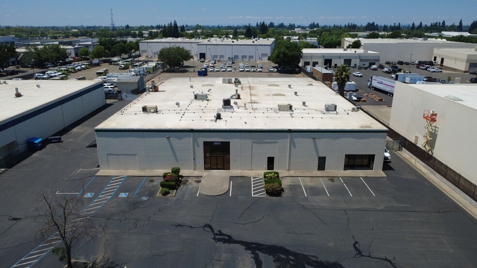 3850 Happy Ln, Sacramento, CA for lease - Building Photo - Image 1 of 5