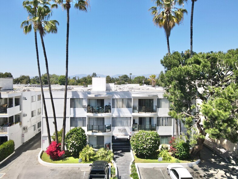 11911 Weddington St, Valley Village, CA à vendre - Photo du bâtiment - Image 1 de 10