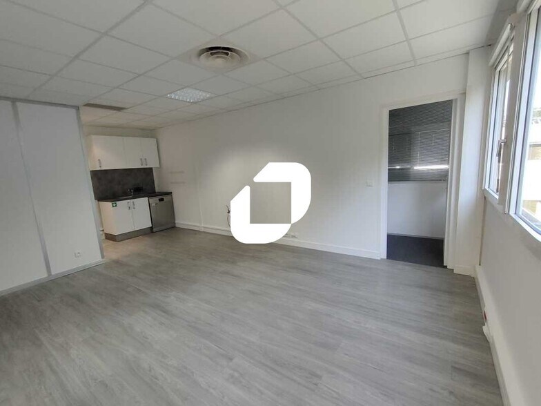 Office in Bièvres for lease - Interior Photo - Image 2 of 13
