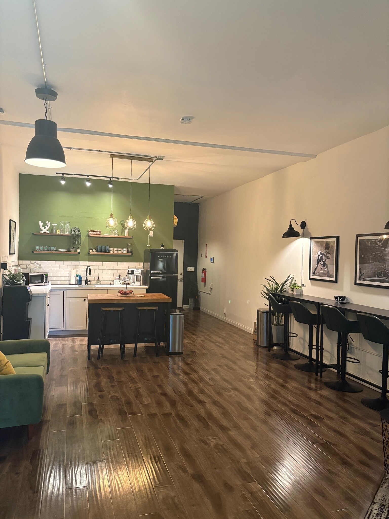 2900-2904 W Magnolia Blvd, Burbank, CA for lease Primary Photo- Image 1 of 6