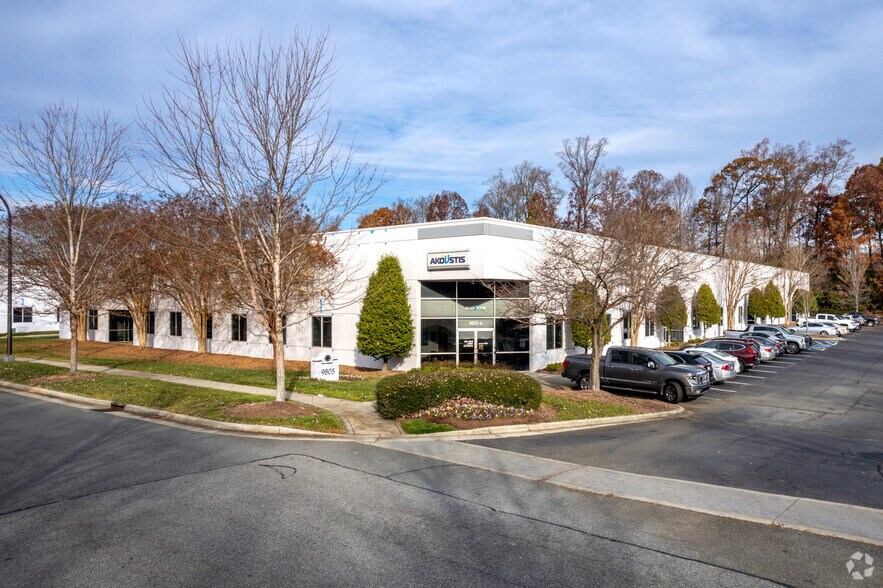 9805 Northcross Center Ct, Huntersville, NC for lease - Building Photo - Image 2 of 5