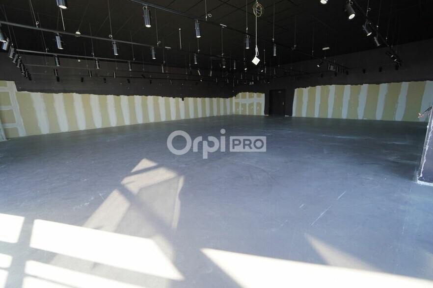 Retail in Quetigny for lease - Interior Photo - Image 2 of 3